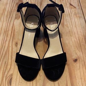 CL by Laundry black sandals so 6.5